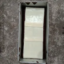 Setelah 10 menit angkat tutup kukusan. Letakkan keju slice diatasnya.