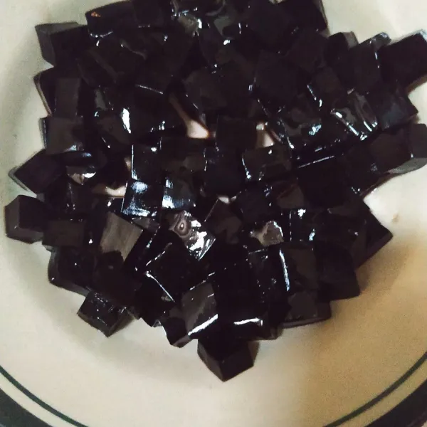 Potong dadu cincau hitam, sisihkan.