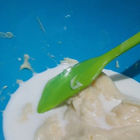 Tambahkan susu full cream sedikit demi sedikit, aduk hingga rata.