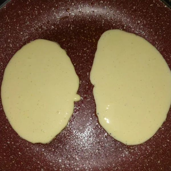 Masukkan adonan ke teflon lalu tutup dan diamkan selama ± 3 menit, lalu balik dan diam kan selama ± 2 menit dengan api kecil/sedang.