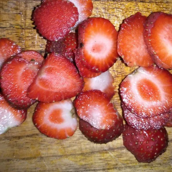 Potong strawberry.