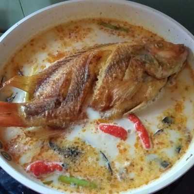 Resep Ikan Nila Santan Pedas dari Annisaa T.K | Yummy.co.id