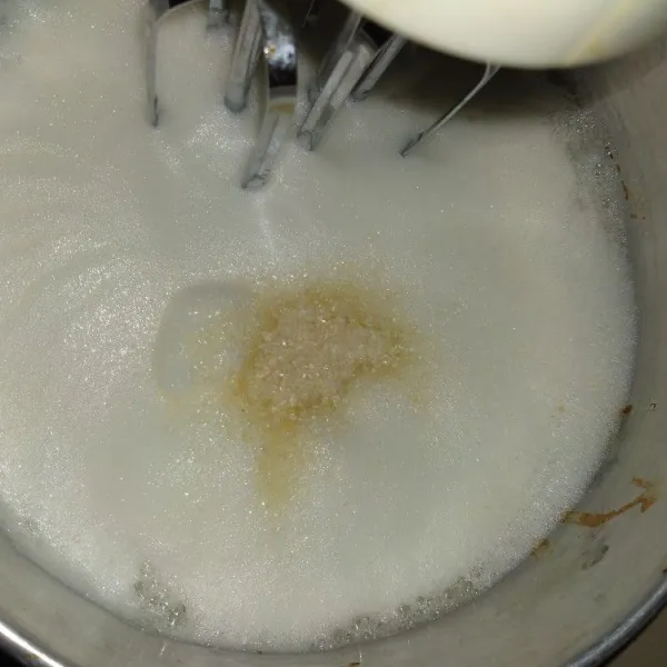 Mixer putih telur, lalu masukkan sedikit demi sedikit gula pasir.