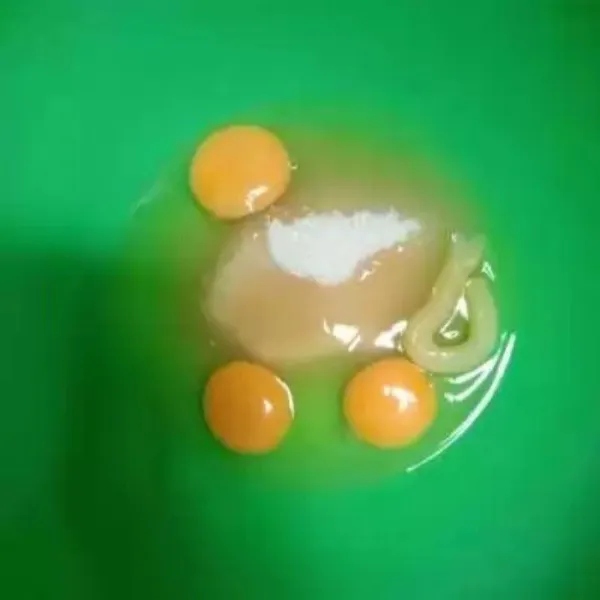 Kocok telur, gula, dan SP sampai mengembang, putih dan kental.