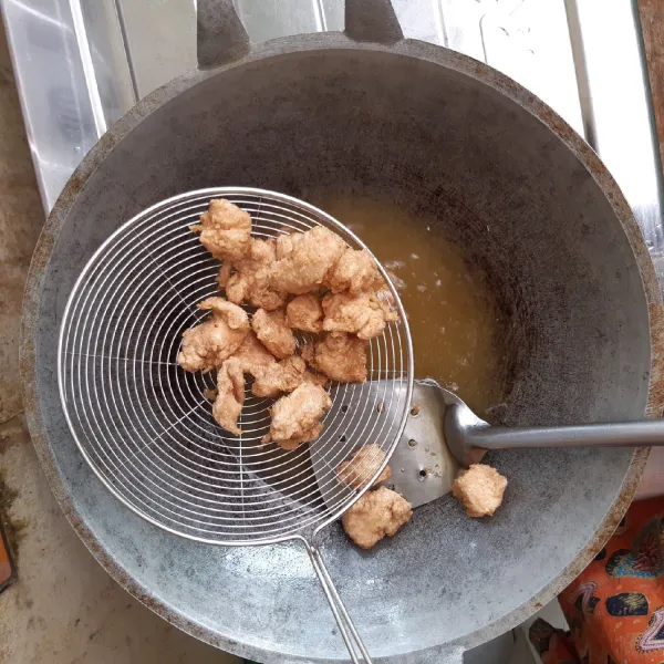 Goreng ayam bertepung dalam minyak panas hingga kuning kecoklatan. Sisihkan.