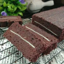 Angkat lepaskan dari loyang. Dinginkan lalu potong-potong.