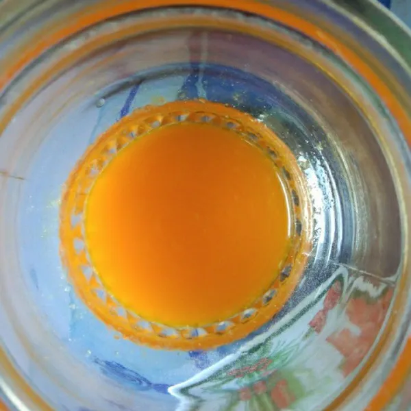 Larutkan minuman serbuk rasa jeruk dgn sedikit air.
