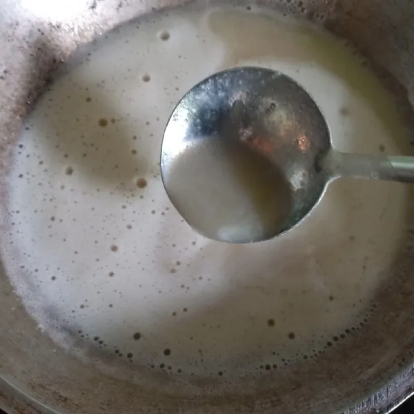 Rebus air salak yang sdh diblender, tambahkan gula dan kayu manis, masak hingga mengental.