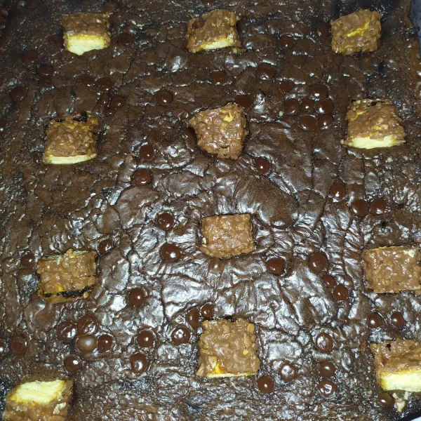 Setelah matang, angkat brownies. Tunggu hingga dingin, baru potong-potong dan sajikan.