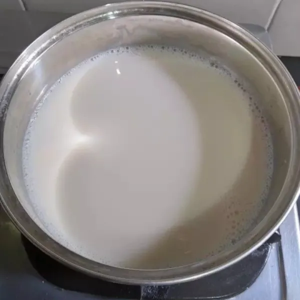 Tuang susu kedelai ke dalam panci tambahkan agar agar,gula dan sejumput garam aduk rata masak dengan api kecil sambil diaduk sesekali.