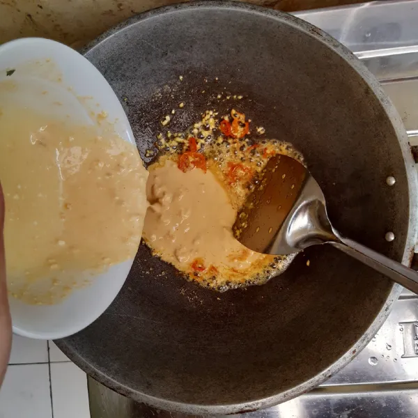 Masukkan campuran kuning telur asin, masak sambil terus diaduk hingga berbusa.