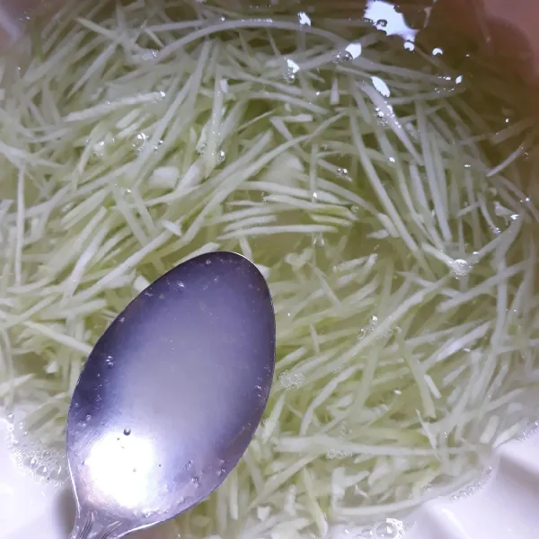 Tambahkan air perasan jeruk nipis. Aduk.