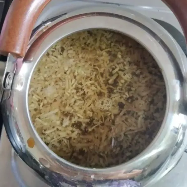 Panaskan air tambahkan parutan jahe dan air larutan gula aren beri sejumput garam lalu masak dengan api kecil.