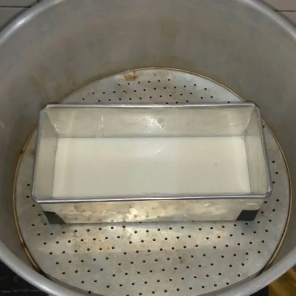 Tuang adonan putih 150 ml ke dalam loyang ukuran 22 cm x 10 cm, lalu kukus selama 5 menit dengan api sedang.