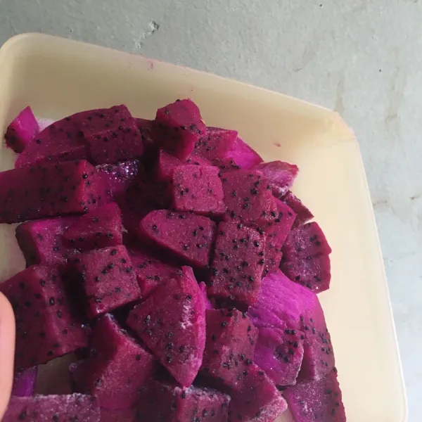 Bekukan di freezer setidaknya 8 jam hingga buah mengkristal. Saya biasa potong buah di malam hari dan esok harinya diolah.