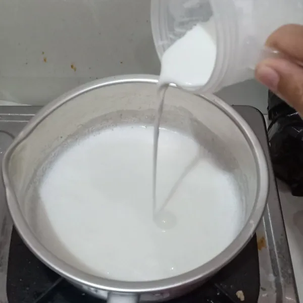 Setelah mendidih masukan larutan maizena lalu aduk hingga susu mengental.