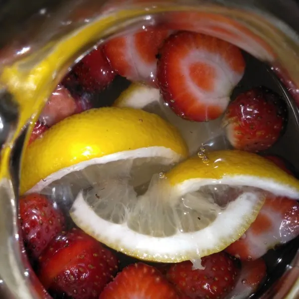 Masukkan ke dalam wadah air kelapa dan strawberry.