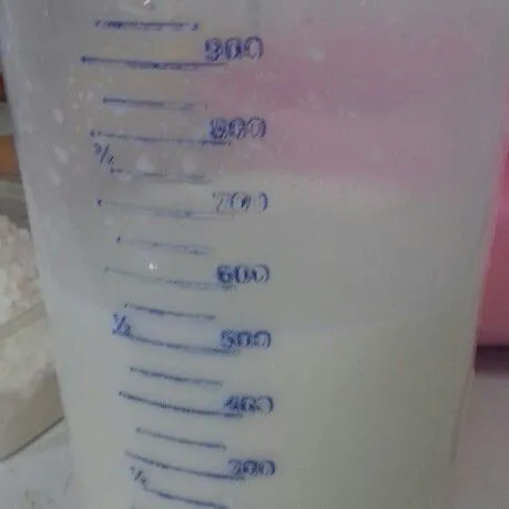 Cairkan santan dan susu bubuk dengan air hingga menjadi 500 ml.