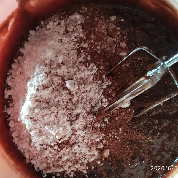 Terakhir tambahkan tepung terigu dan coklat bubuk, kemudian aduk lagi sampai tercampur rata.