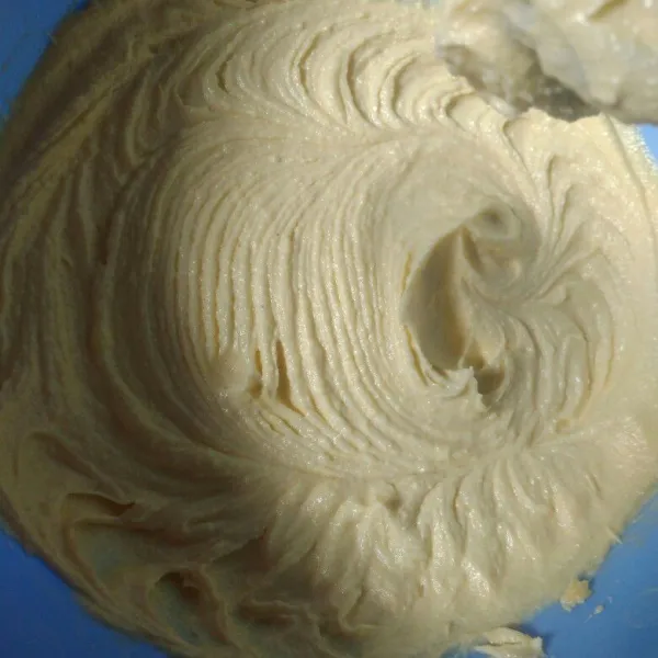 Kocok atau mixer gula halus, margarin, dan mentega sampai lembut.