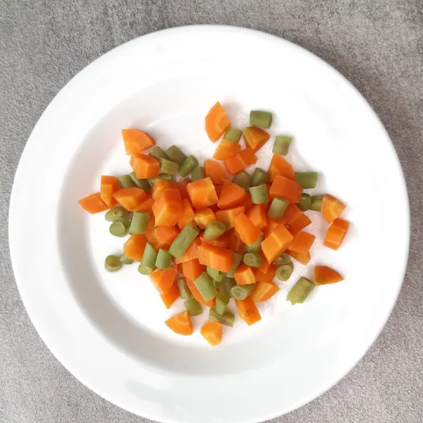 Potong dadu wortel dan buncis, rebus sebentar (5-6menit).