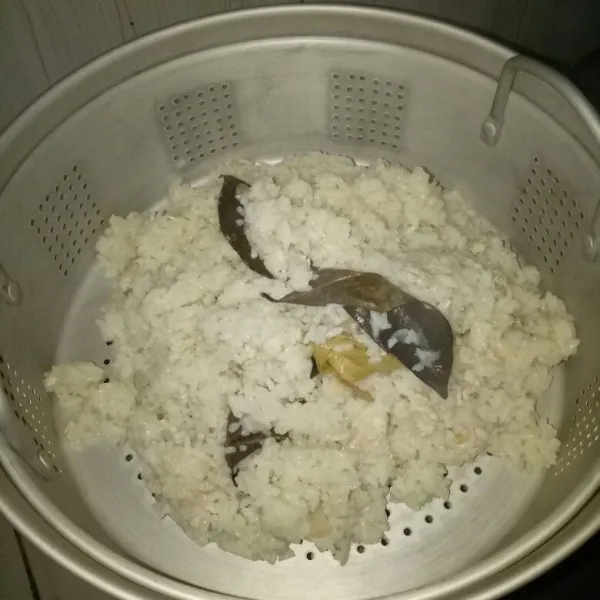 Siapkan kukusan dan air. Selagi menunggu air mendidih, biarkan aron nasi tertutup. Setelah air mendidih baru buka tutup, aduk rata kembali aron nasi, lalu pindahkan ke panci kukusan. Kemudian kukus selama 45 menit, dan angkat.
