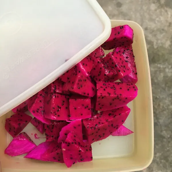 Ambil daging buah naga, potong dadu dan simpan dalam wadah tertutup.