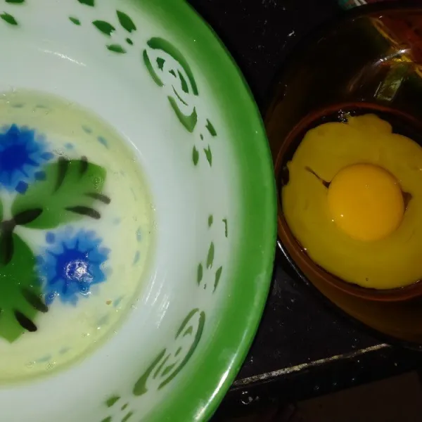 Pisahkan putih dan kuning telur terlebih dahulu.