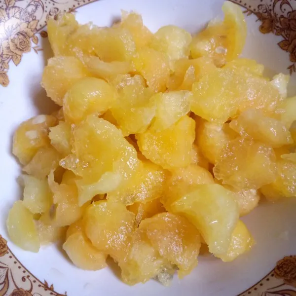 Semangka di potong-potong sesuai selera.