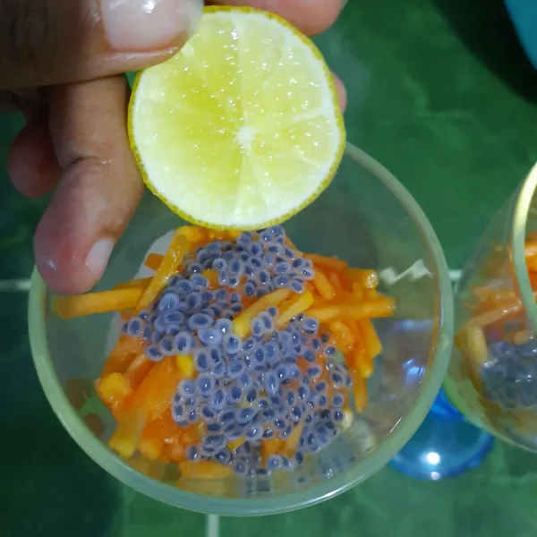 Tambahkan perasan jeruk nipis lalu tambahkan air. Tidak perlu diaduk agar sirup tetap berada di bawah dan menjadi layer.