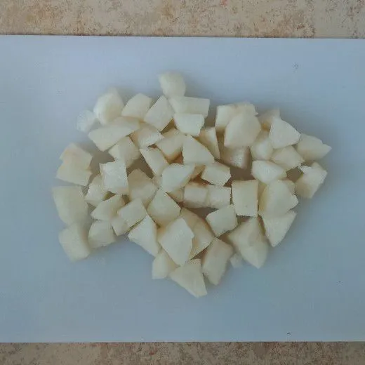 Buah pir dikupas, dipotong dadu.