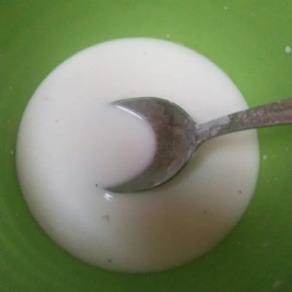 Rebus santan dengan daun pandan lalu dinginkan sisihkan daun pandannya.