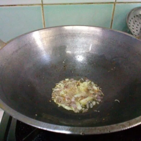 Tumis bawang merah, bawang putih sampai harum sedap.