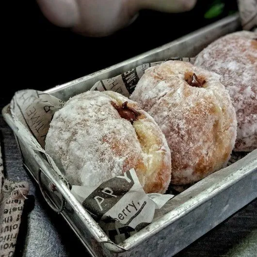 Lumuri dengan gula pasir. Terakhir lubangi ujungnya, lalu isi dengan isian selai cokelat.