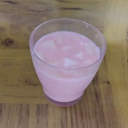 Tuang ke dalam gelas, masukkan buah pir dan beri es batu.