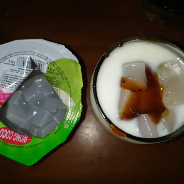 Masukan nata the coco dan sedikit gula merah di atasnya.