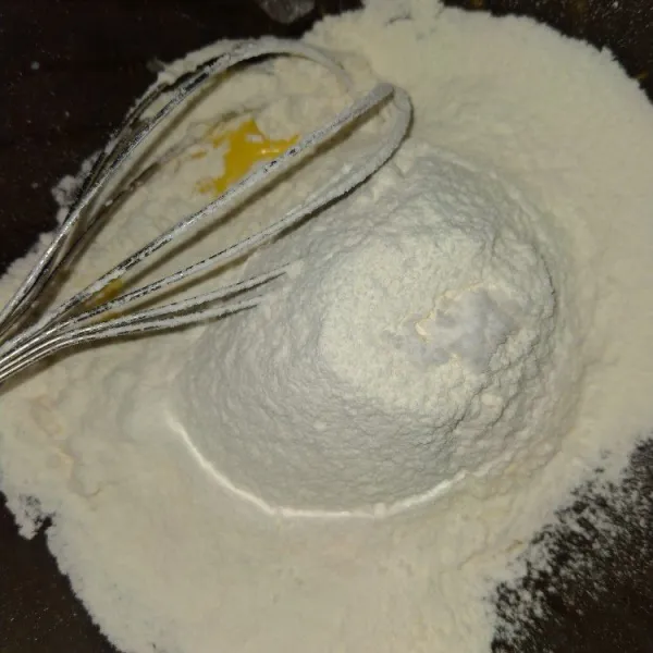 Masukkan tepung terigu, baking powder dan sejumput garam yang sudah diayak.