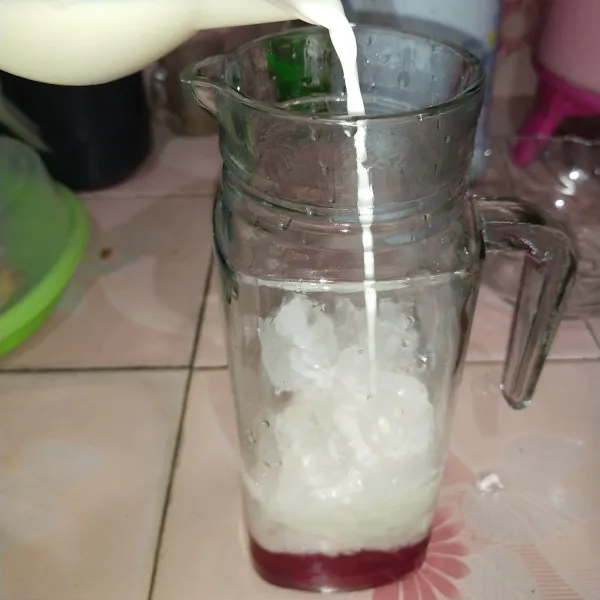 Masukkan es batu kedalam jug, lalu tambahkan krimer dan air. Aduk hingga tercampur rata.