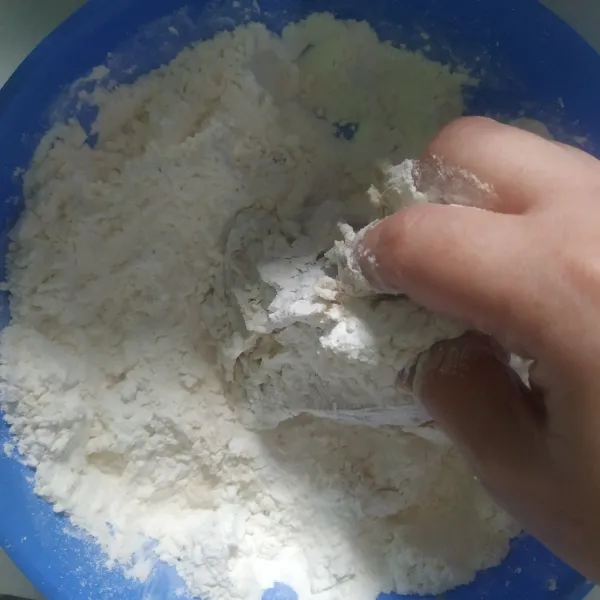 Masukkan potongan ayam ke dlm campuran tepung,baluri sambil dicubit² agar keriting