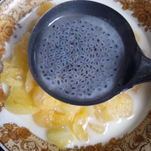 Terakhir, masukkan biji selasih. Aduk rata dan siap disajikan.