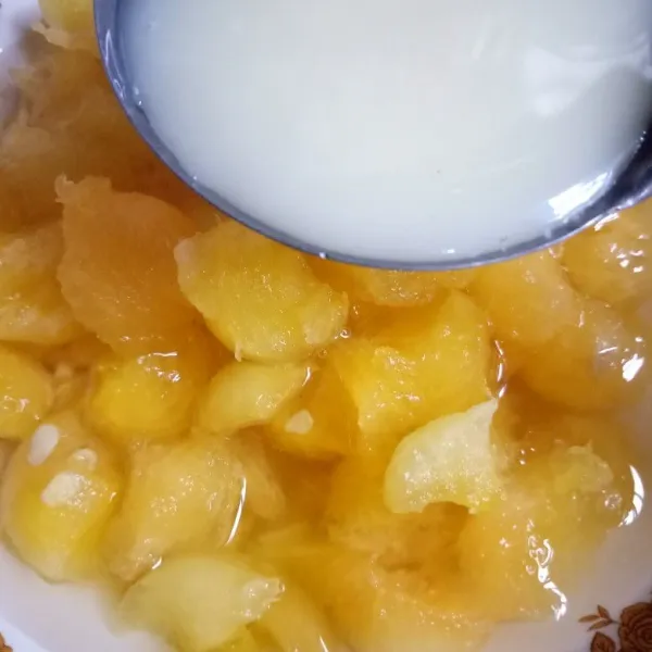 Tambahkan krimer kental manis putih, aduk hingga rata.