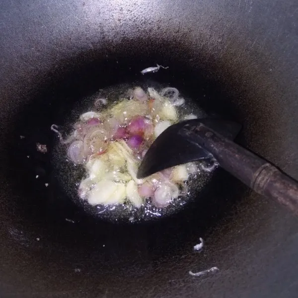 panaskan minyak tumis bawang merah dan bawang putih hingga harum