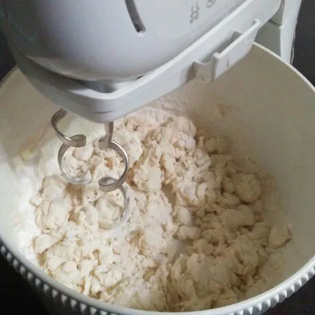 Campur bahan roti dan uleni hingga kalis.
