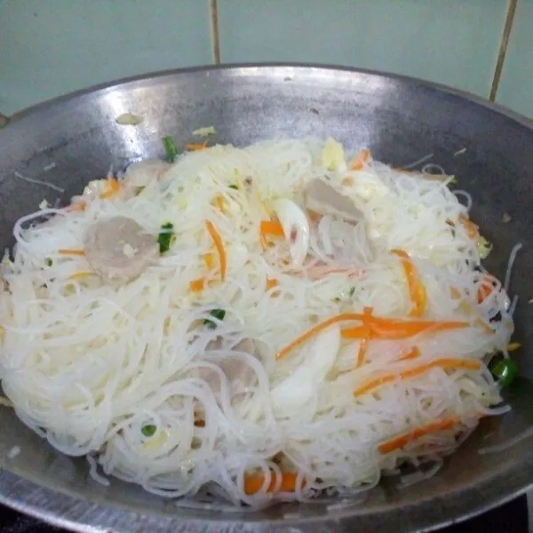 Masukkan bihun & bawang daun, aduk rata. Tuangi minyak wijen, aduk rata, koreksi rasa.