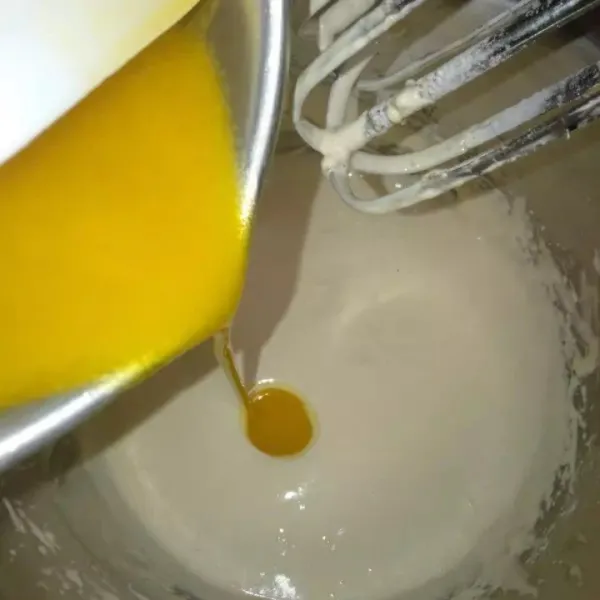 Tuang margarin leleh, aduk rata dengan menggunakan teknik aduk balik.