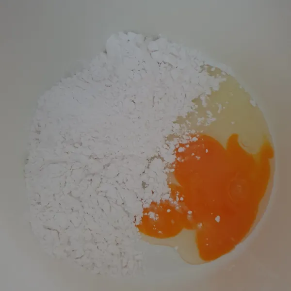 campurkan telur,tepung tapioka,baking powder,kaldu jamur