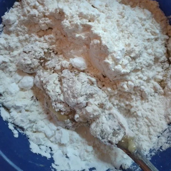 Masukan tepung terigu, maizena, dan baking powder sambil diayak.