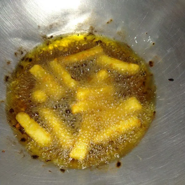 Goreng hingga kuning kecokelatan, dengan api sedang.