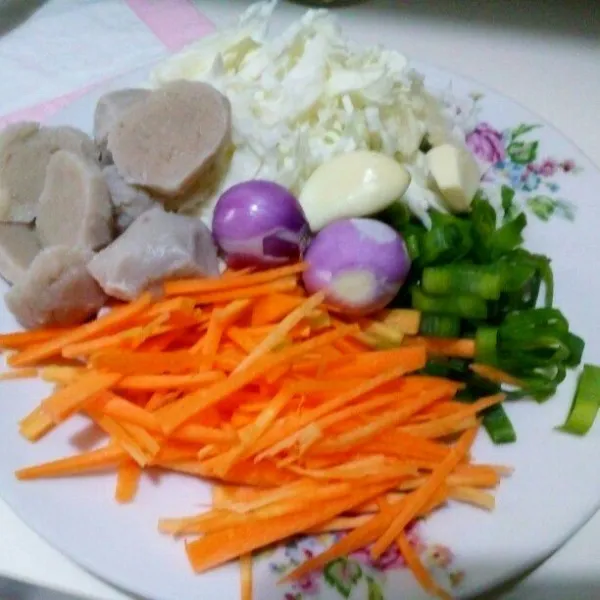 Potong2 wortel, kol, bawang daun & baso, sisihkan. Bawang merah & putih dicincang.