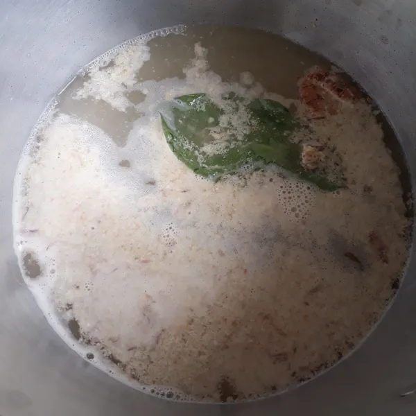 Rebus air hingga mendidih, lalu masukan bumbu halus, lengkuas, dan daun salam. Tambahkan juga garam dan kaldu bubuk.